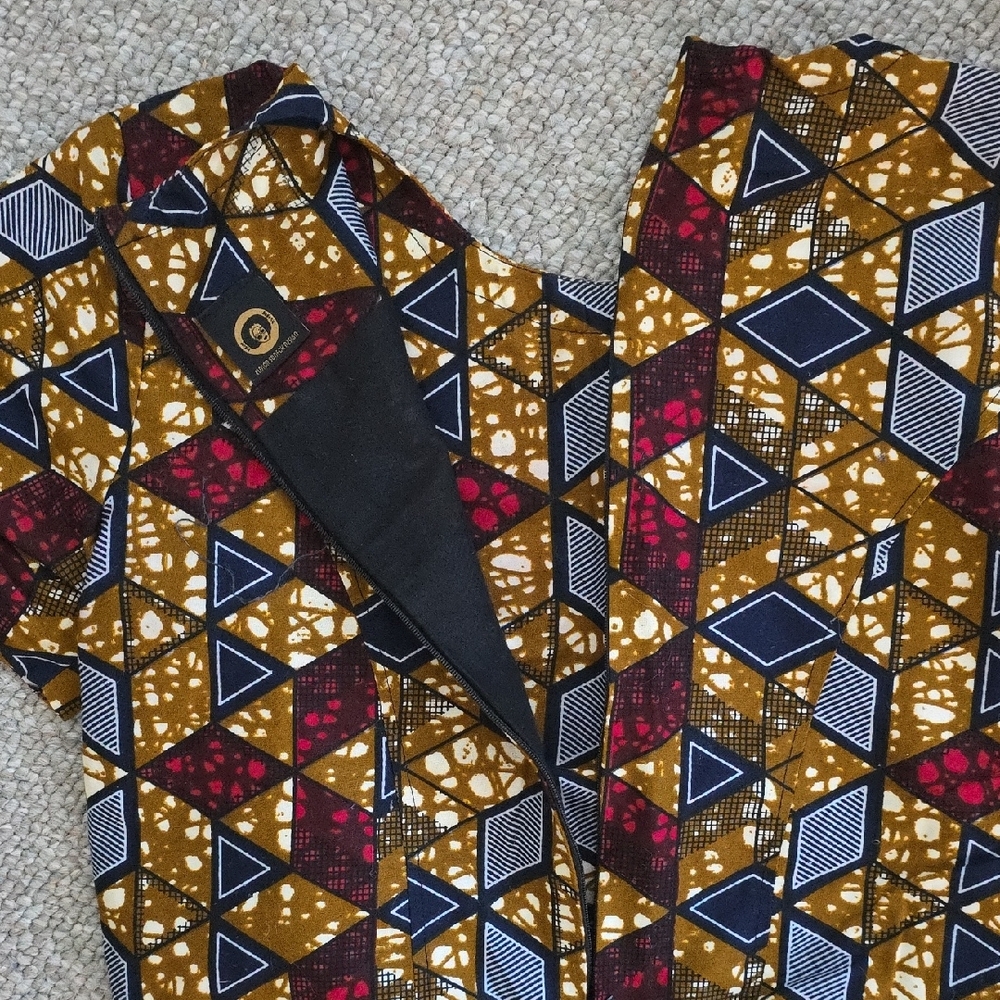 Geometric Patterned Top - Picture 3 of 4